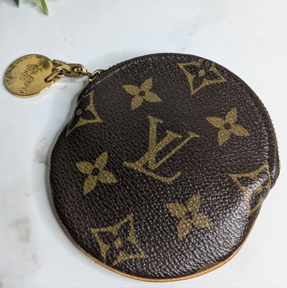 Louis Vuitton round coin wallet
